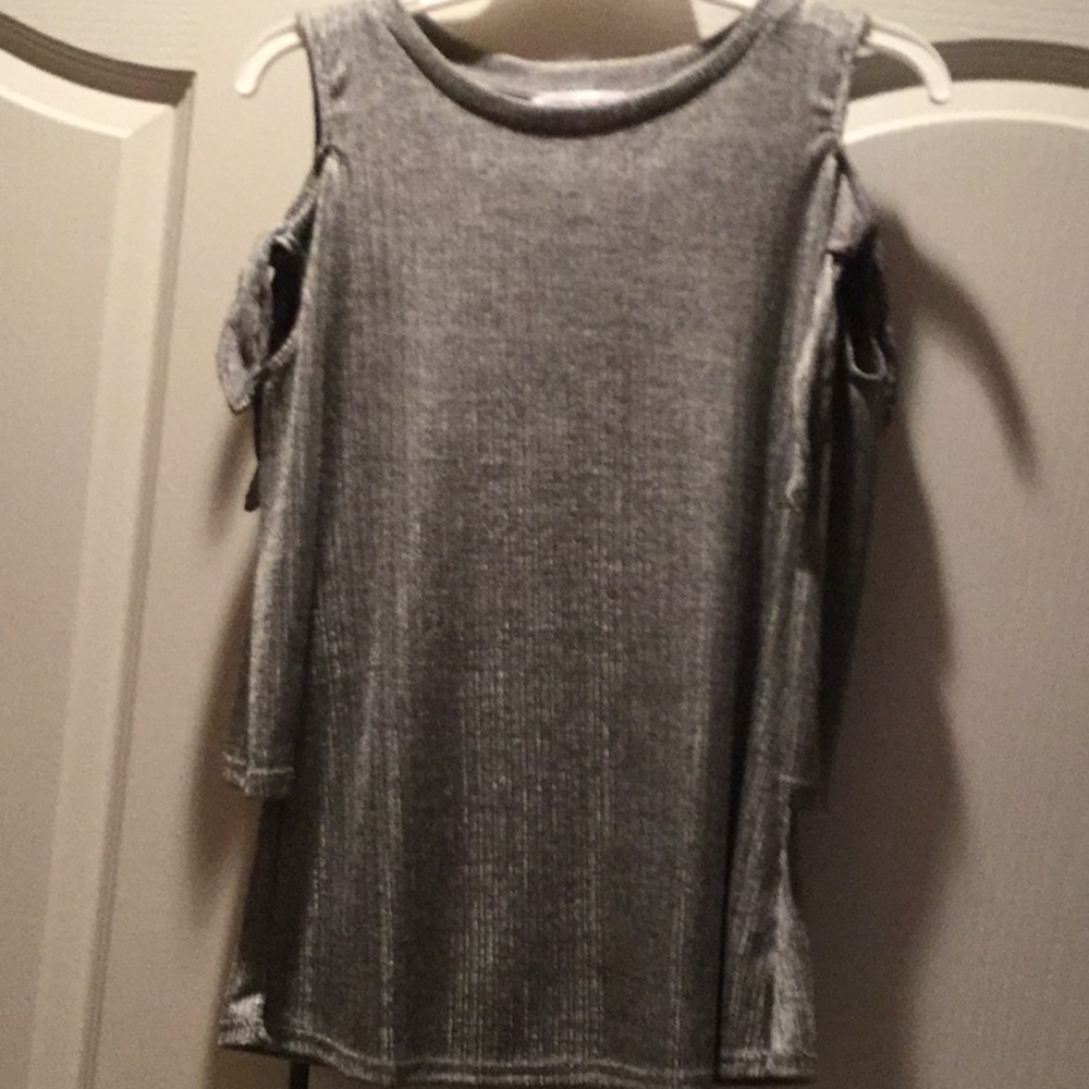 Women’s cold shoulder top